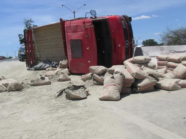 Motorista fica ferido após caminhão com cimento tombar na BR-316