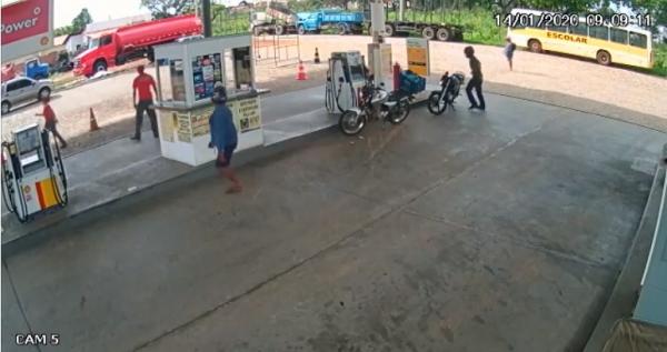 Câmera de segurança registra assalto a posto de combustível, hoje (14), em Floriano