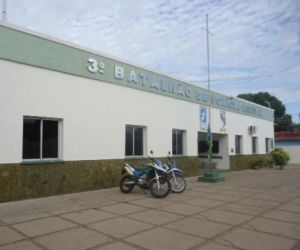 Homem tem tablet roubado por dupla armada na porta de casa