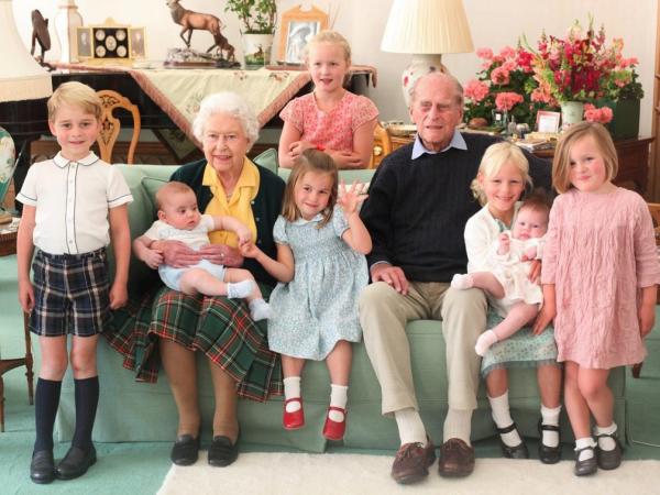 Rainha Elizabeth II e pr&iacute;ncipe Philip posam ao lado dos bisnetos em foto de 2018. Da esquerda para a direita: pr&iacute;ncipe George, pr&iacute;ncipe Louis (no colo da monarca), princesa Charlot(Imagem:Duquesa de Cambridge/Arquivo Pessoal)