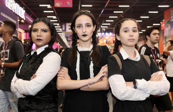  As f&atilde;s Cristina, Luiza e Ana Paula vestidas como Wandinha.(Imagem:Celso Tavares/g1 )