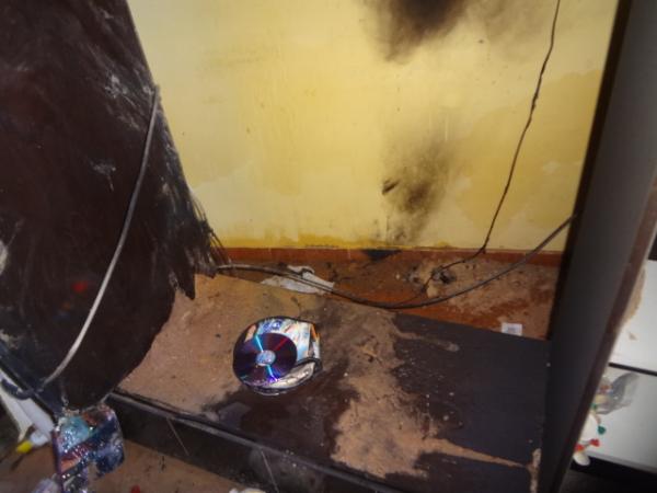 Curto circuito causa inc&ecirc;ndio em resid&ecirc;ncia.(Imagem: FlorianoNews)