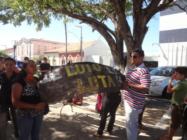Professores e estudantes da UESPI realizaram manifesta&ccedil;&atilde;o em Floriano.(Imagem:FlorianoNews)