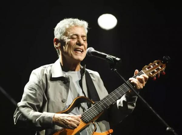 Chico Buarque dá voz ao desalento e à esperança do Brasil em 2022 no roteiro do show "Que tal um sam