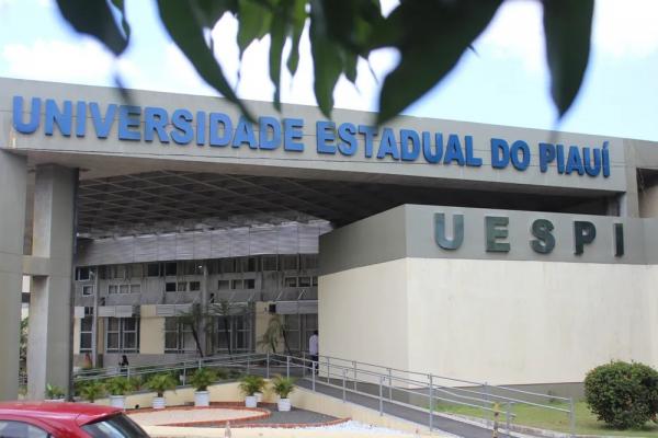 Estudantes e professores denunciam que falta infraestrutura, professores e até biblioteca na Uespi
