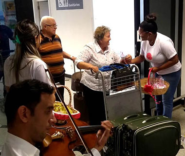 Mães são recepcionadas com música no aeroporto e rodoviária da capital