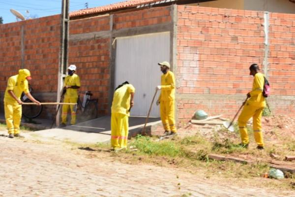 Mutirão "Floriano Limpa" continua com serviços de limpeza em bairros da cidade