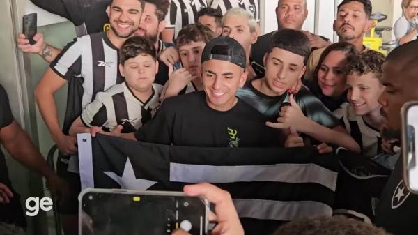 Thiago Almada desembarca no Rio para se apresentar ao Botafogo.(Imagem:Reprodu&ccedil;&atilde;o)