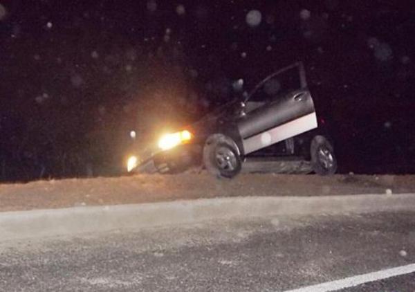 Carro sai da pista e fica pendurado em buraco na PI-142