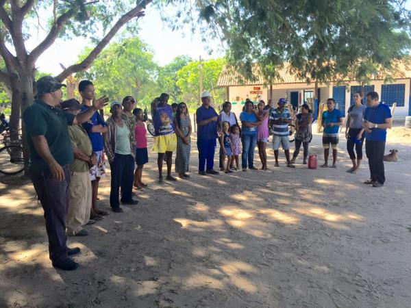 Prefeito Gilberto J&uacute;nior participa de mutir&atilde;o na zona rural.(Imagem:SECOM)