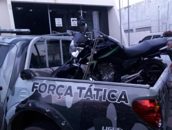PM &eacute; acionada e encontra motocicleta abandonada pr&oacute;ximo ao aeroporto.(Imagem:Divulga&ccedil;&atilde;o/PM)