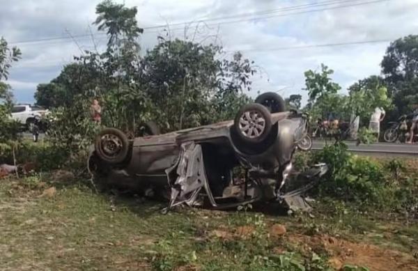 Casal e filho de 8 anos morrem após carro capotar na rodovia PI-110 em Batalha, no Piauí