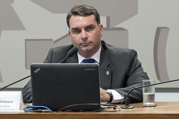 Flávio Bolsonaro pagou R$ 181 mil à vista em imposto e taxas em compra de mansão