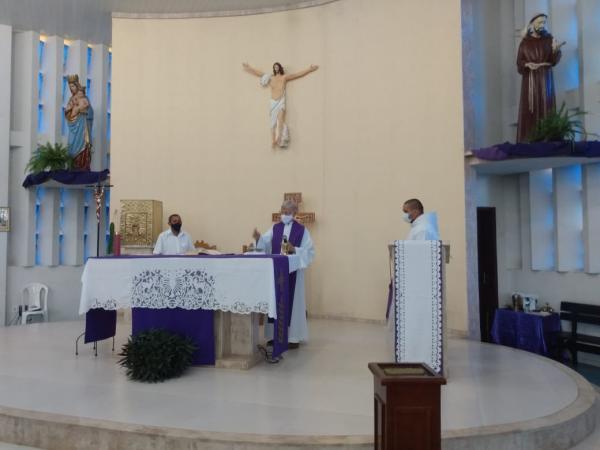 Fiéis da Igreja Católica celebram a Quarta-Feira de Cinzas em Floriano