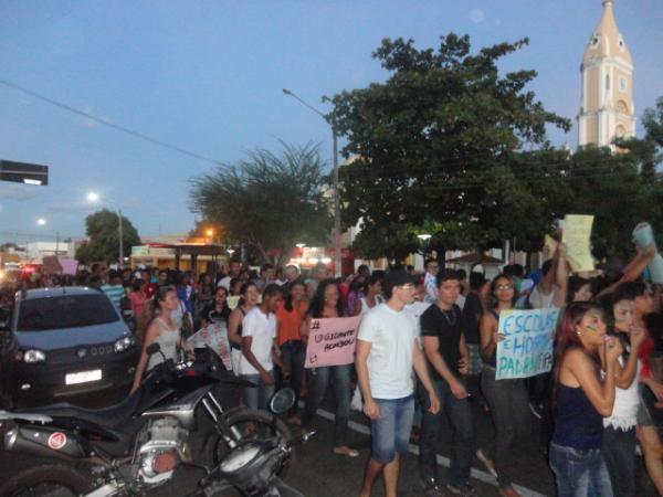 Manifestação chega ao centro de Floriano.(Imagem:FlorianoNews)