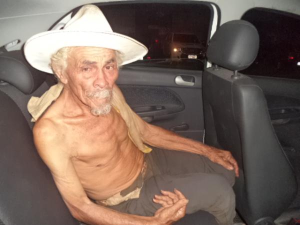 Moradores encontram idoso perdido no bairro Cajueiro II em Floriano