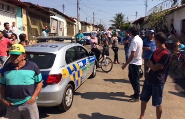 Movimenta&ccedil;&atilde;o em frente a casa de Evandro ap&oacute;s assassinato, em Goi&acirc;nia.(Imagem:John Willian/ TV Anhanguera)