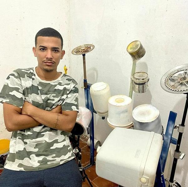  Em visita ao Piau&iacute;, L&eacute;o Santana presenteia com bateria f&atilde; que viralizou por tocar com materiais reciclados.(Imagem:Reprodu&ccedil;&atilde;o/Redes Sociais )