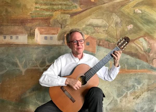 Arthur Nestrovski celebra o violão em álbum com temas de Cartola, Edu Lobo, Guinga, Pixinguinha e Wi