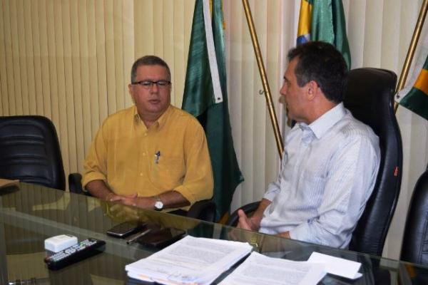 Professor e Acad&ecirc;micos dos Cursos de Administra&ccedil;&atilde;o e Biologia da UFPI apresentam projeto voltado para catadores de lixo(Imagem:Secom)