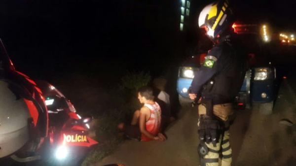 PRF prende dois suspeitos de assaltos e recupera uma moto roubada em Picos.(Imagem:PRF)