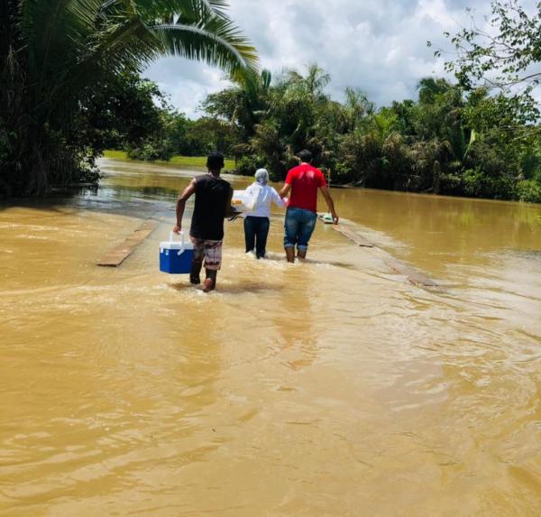 Equipes de saúde atravessam riacho para vacinar idosos contra Covid-19 em comunidade isolada no Piau