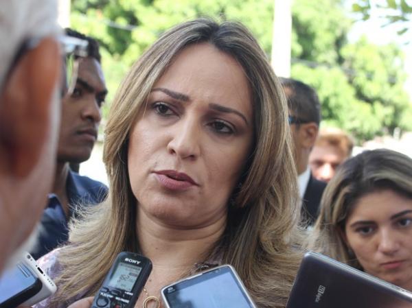 Rejane Dias deixa pasta de educação para votar contra impeachment