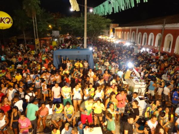 Romã com Mel e Entre Amigos embalaram multidão pelo corredor da folia em Floriano