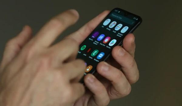 Entenda como redes de ensino que proíbem celulares aplicam as regras