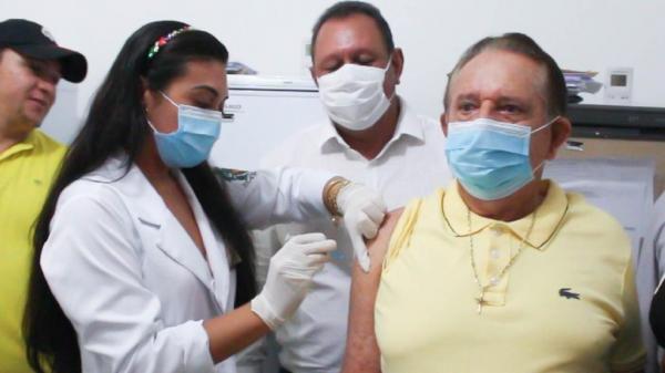 Prefeito de Uru&ccedil;u&iacute; &eacute; vacinado contra a Covid.(Imagem: Divulga&ccedil;&atilde;o)