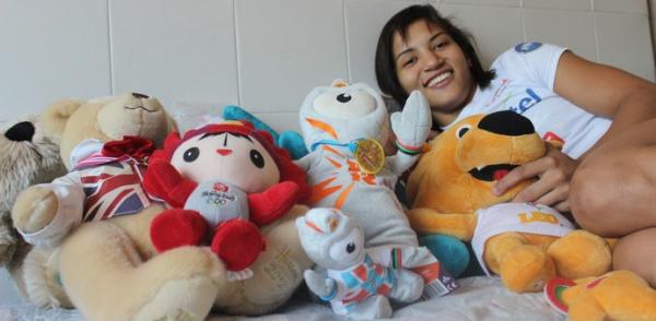 Entre mascotes e medalhas, piauiense divide t&iacute;tulos nas prateleiras do quarto.(Imagem:Emanuele Madeira)