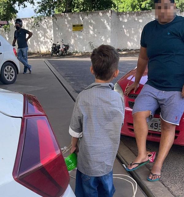 Menino foi resgatado ap&oacute;s pedir dinheiro para comida em um posto de combust&iacute;veis em Teresina.(Imagem:Arquivo Pessoal/Samanta Dourado)