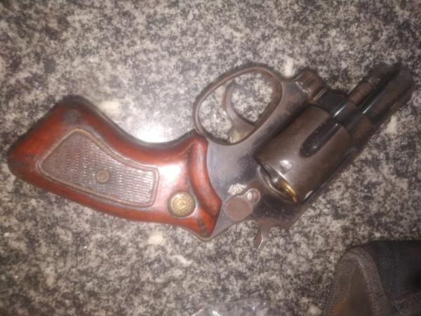 Arma de fogo que matou menina de cinco anos com tiro acidental foi apreendida pela Pol&iacute;cia Civil de Barras, no Piau&iacute; (Imagem:Pol&iacute;cia Militar)