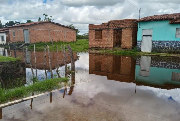 Rio Longá está em cota de inundação e 40 famílias estão desabrigadas em Esperantina
