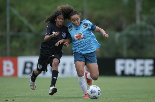 Seleção Feminina Sub-17 realiza jogo-treino contra Botafogo Masculino Sub-13