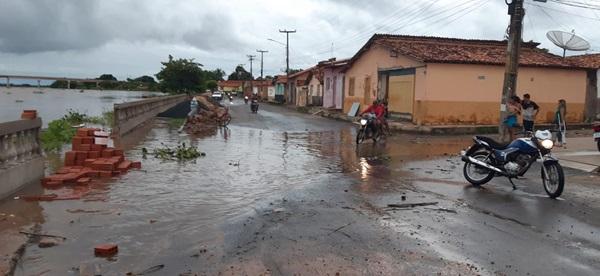Rio Parnaíba se aproxima de casas em Luzilândia e acende alerta para riscos de inundação