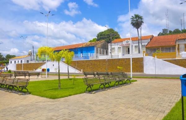 Jovens são presos e adolescente apreendido suspeitos de matar rapaz a pauladas