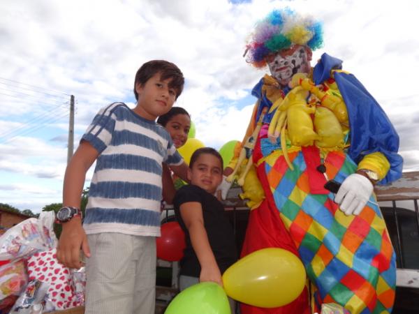 Palhaço Carrapeta enche à tarde de alegria em alusão ao Dia das Crianças