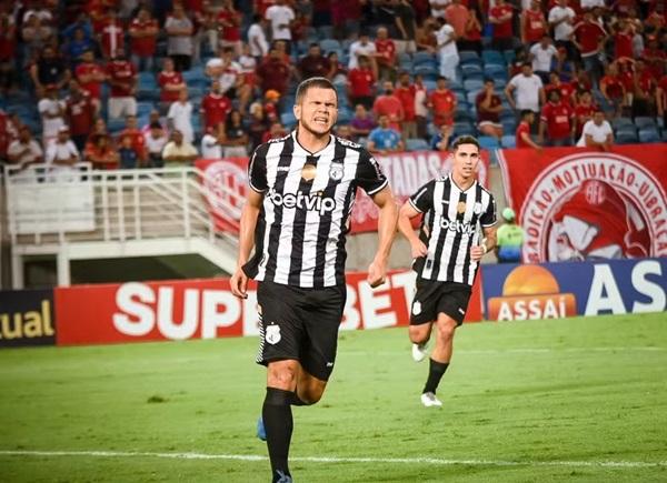 Guilherme Lucena em a&ccedil;&atilde;o pelo Treze na Copa do Nordeste (Imagem:Daniel Vieira/Treze)