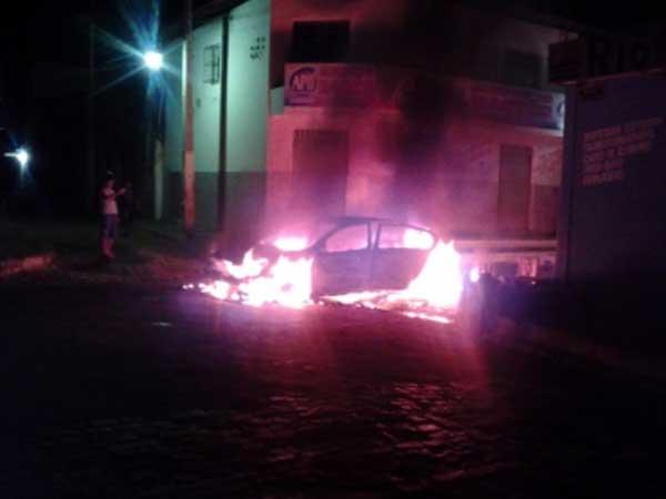 Carro pega fogo e assusta moradores.(Imagem:Divulga&ccedil;&atilde;o)