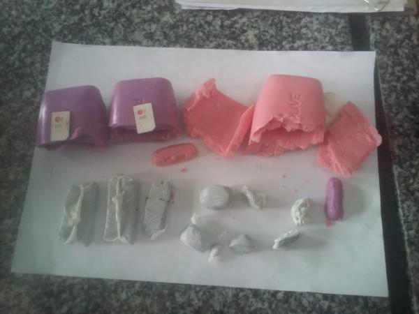 Ao tentar visitar o filho na Vereda Grande, mãe é presa com porção de maconha escondida em sabonetes