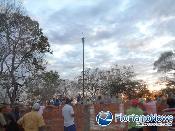 Levantamento do Mastro d&aacute; inicio aos festejos de Bom Jesus da Lapa na localidade Tabuleiro do Mato.(Imagem:FlorianoNews)