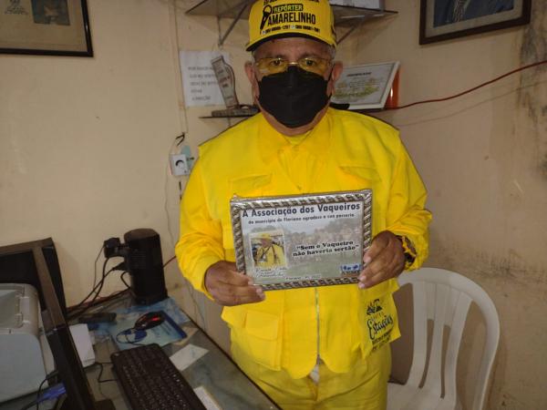 Associação dos Vaqueiros homenageia Repórter Amarelinho com certificado de Honra ao Mérito