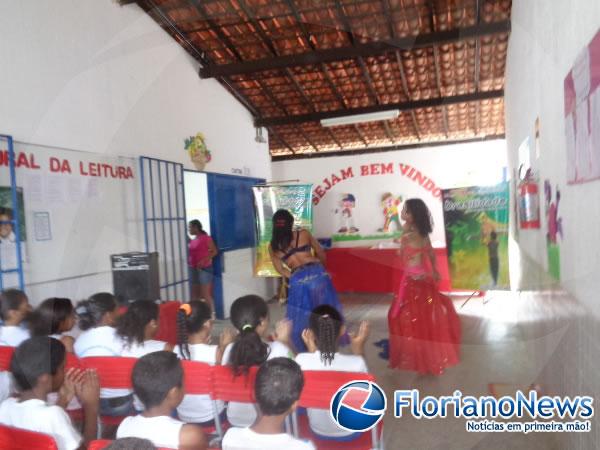Alunos se divertem com apresenta&ccedil;&atilde;o de dan&ccedil;as na Semana da Crian&ccedil;a.(Imagem:FlorianoNews)