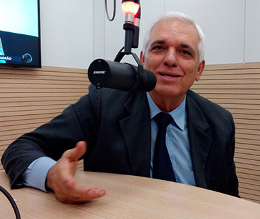Themístocles deve viajar para fora do país para não assumir o governo