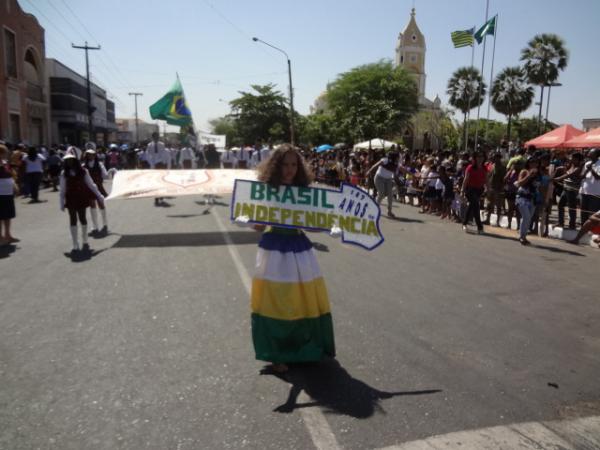 Desfile em comemora&ccedil;&atilde;o a sete de setembro em Floriano.(Imagem:FlorianoNews)