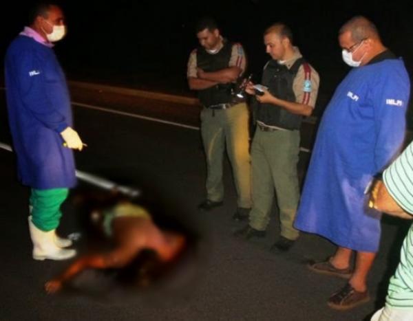 Autom&oacute;vel passa por cima de corpo ca&iacute;do em rodovia em Parna&iacute;ba.(Imagem:Meionorte)