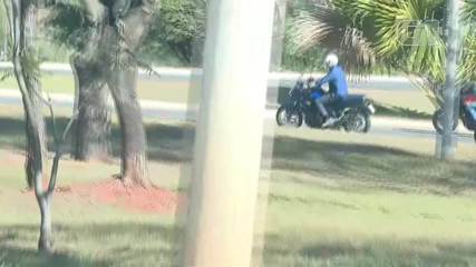 Bolsonaro diz que teste de coronavírus deu negativo e passeia de moto por Brasília