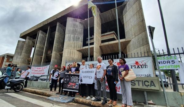 Famílias protestam contra soltura de dois acusados de feminicídios em uma semana no Piauí