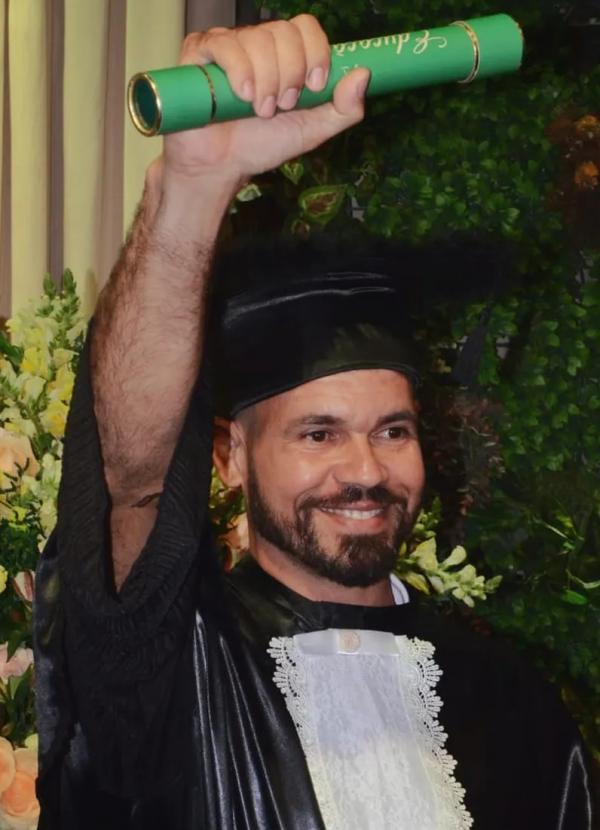  Vladimir comemora a sua cola&ccedil;&atilde;o de grau em Teresina.(Imagem:Arquivo Pessoal )